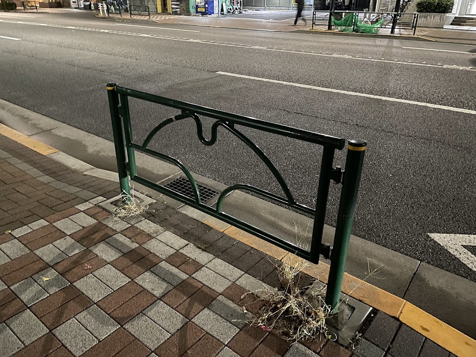 銀杏の葉の形をしたガードレール